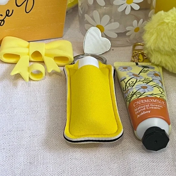 Choose Sunshine Yellow Daisy Water Bottle and Snack Accessories Set - Picture 4 of 7